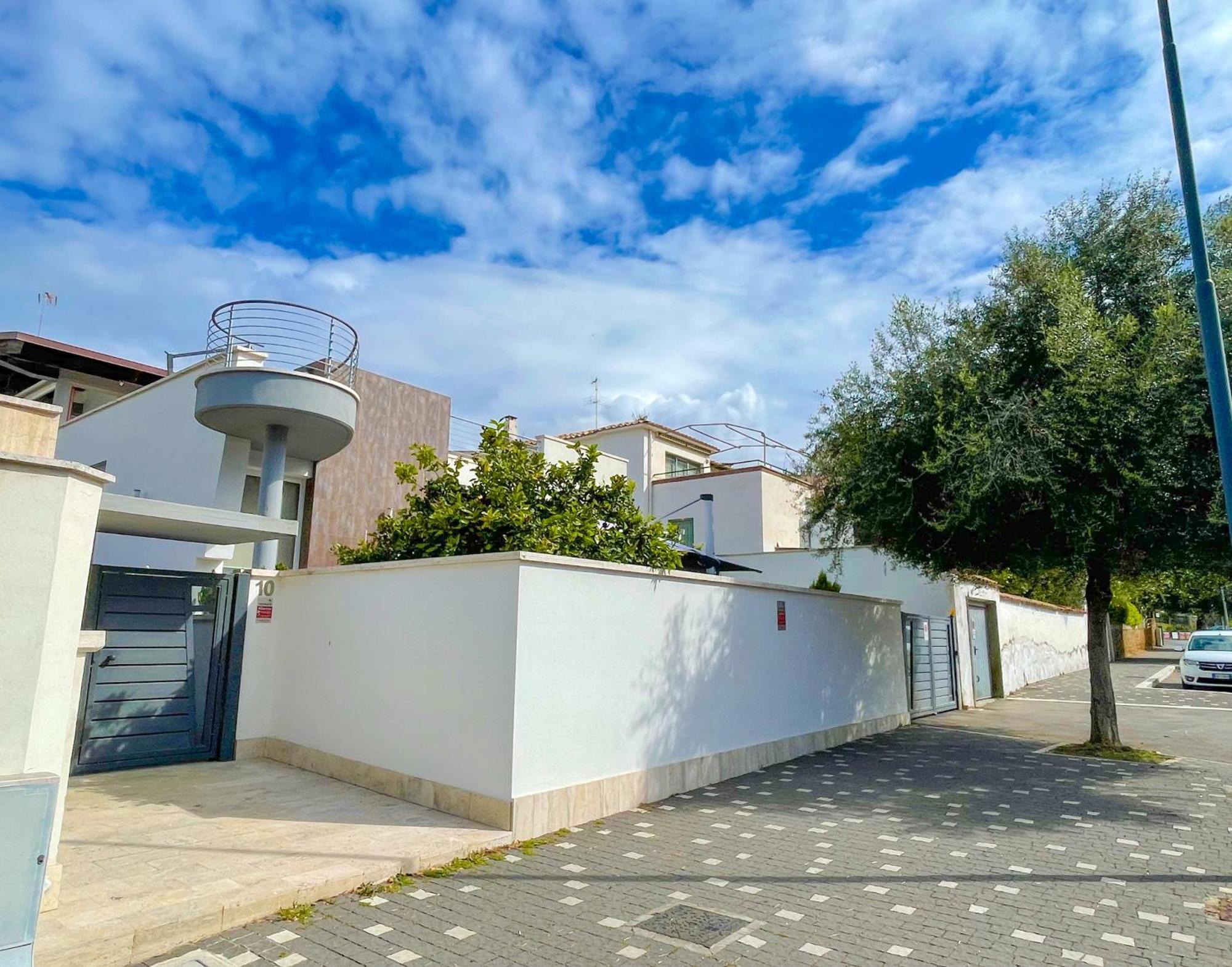 The Shabby House - Charming Seaside Retreat In Central Anzio, Steps From Beach And Train Station エクステリア 写真